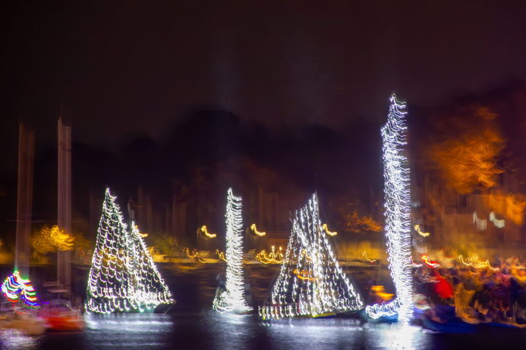 Flou sur illuminations de bateaux