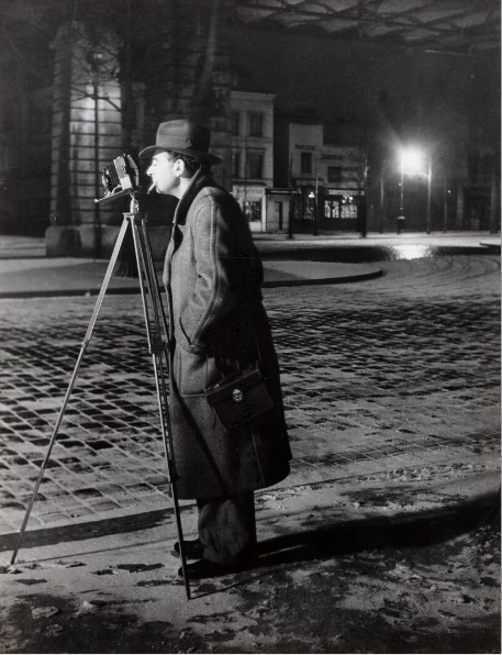 Brassaï la nuit avec son pied photo