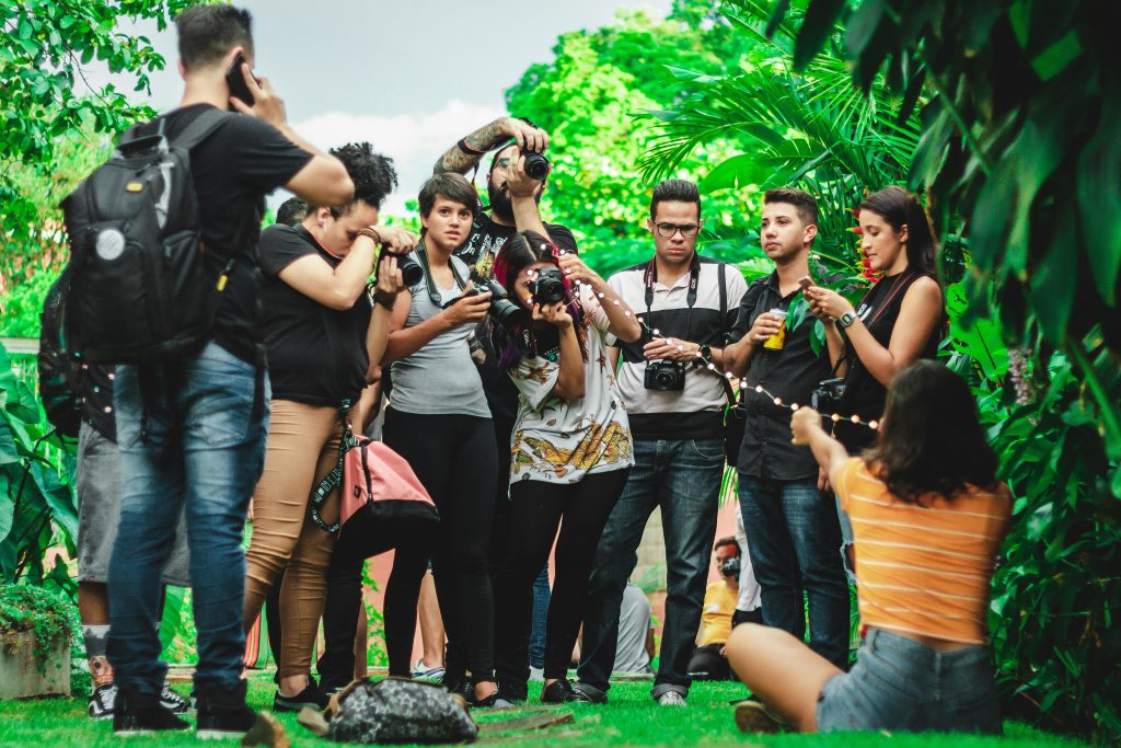 Pexels - groupe de photographes dans les arbres - Marcelo Chagas