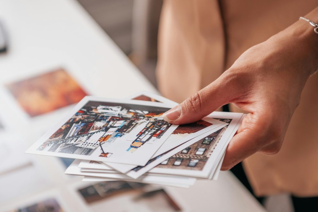 Manipuler des photos imprimées pour progresser en photographie