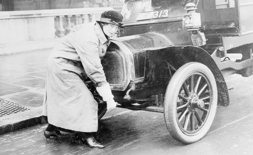 Une voiture ancienne démarre à la manivelle (mode manuel)