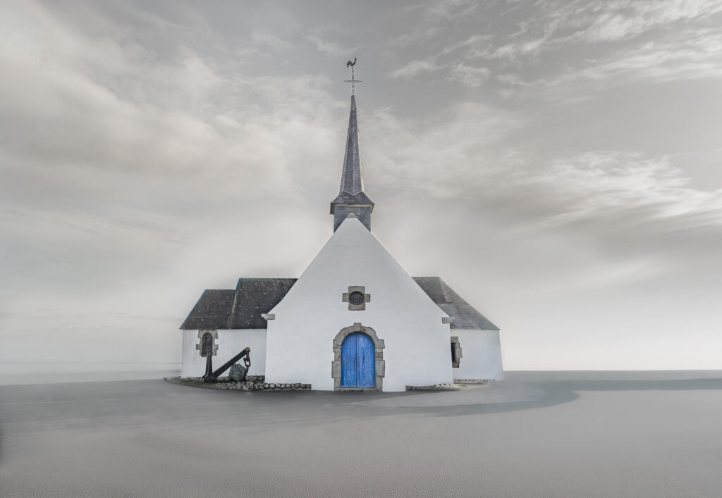 Une petite chapelle blanche, avec une porte bleue et un haut clocher, se dresse seule dans un paysage brumeux et désert, sous un ciel nuageux. Une ancre est appuyée contre l'un des côtés du bâtiment.